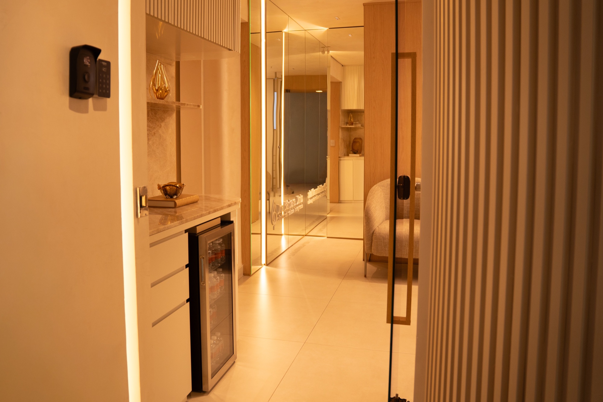 Hall de entrada com frigobar de cortesia
