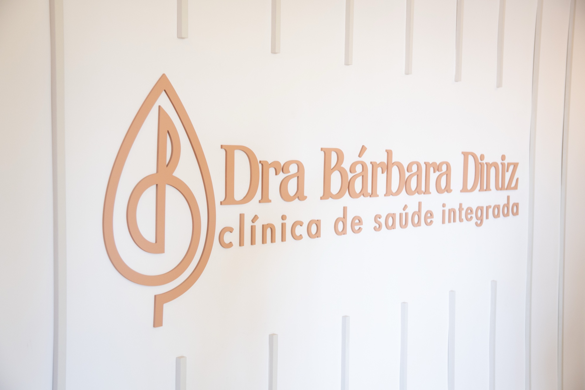 Logo da clínica em destaque na parede